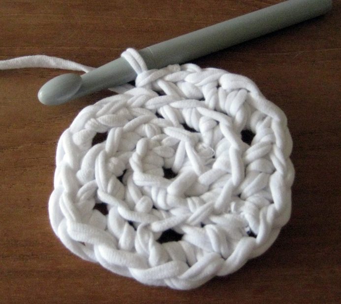tappeto fatto a maglia con magliette