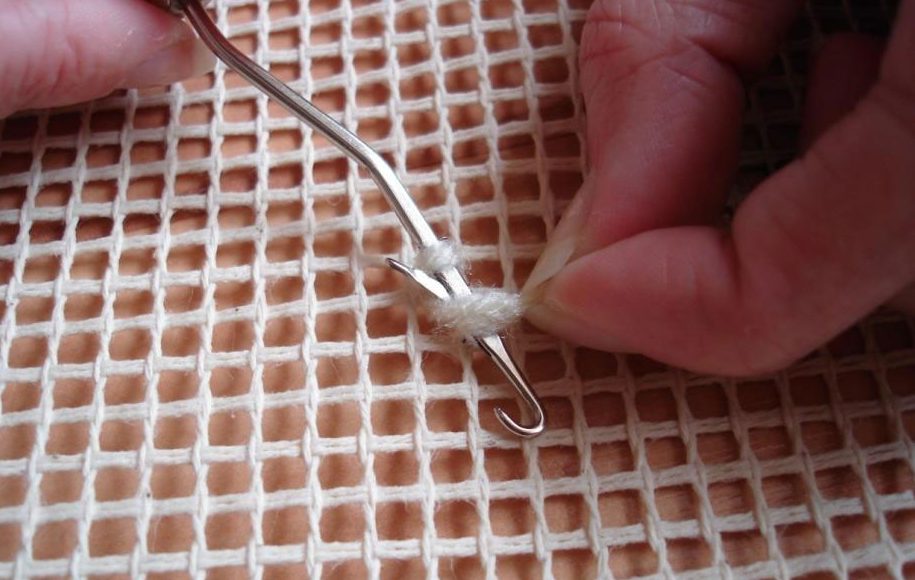uncinetto per ricamo su tappeto