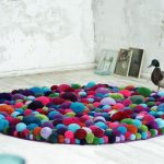 tappeto rotondo con pompon