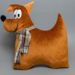 cuscino di peluche a forma di cane