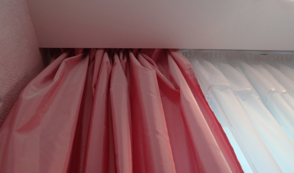 nicchia per tende in idee di design per soffitti tesi