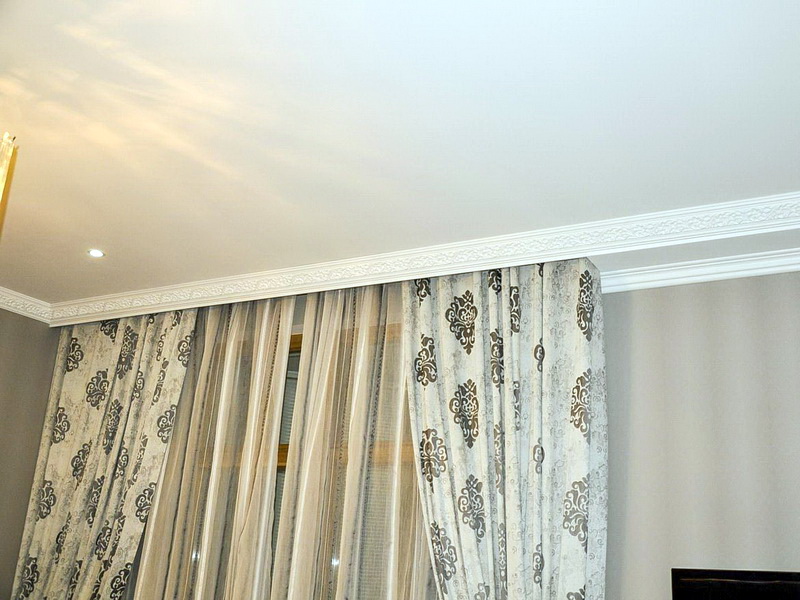 nicchia per tende in un design a soffitto teso