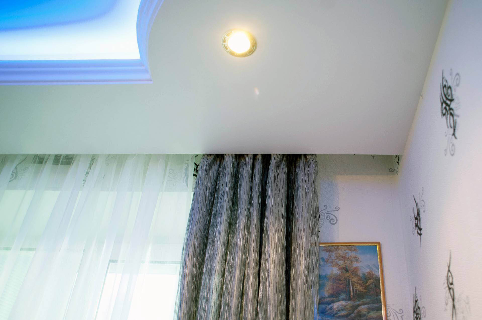 nicchia per tende in un controsoffitto interno