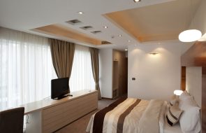 nicchia per tende in un design a soffitto teso