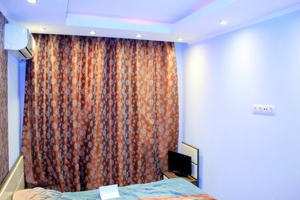nicchia per tende in una foto di design del soffitto teso