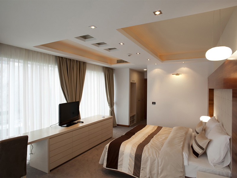 nicchia per tende in un design a soffitto teso