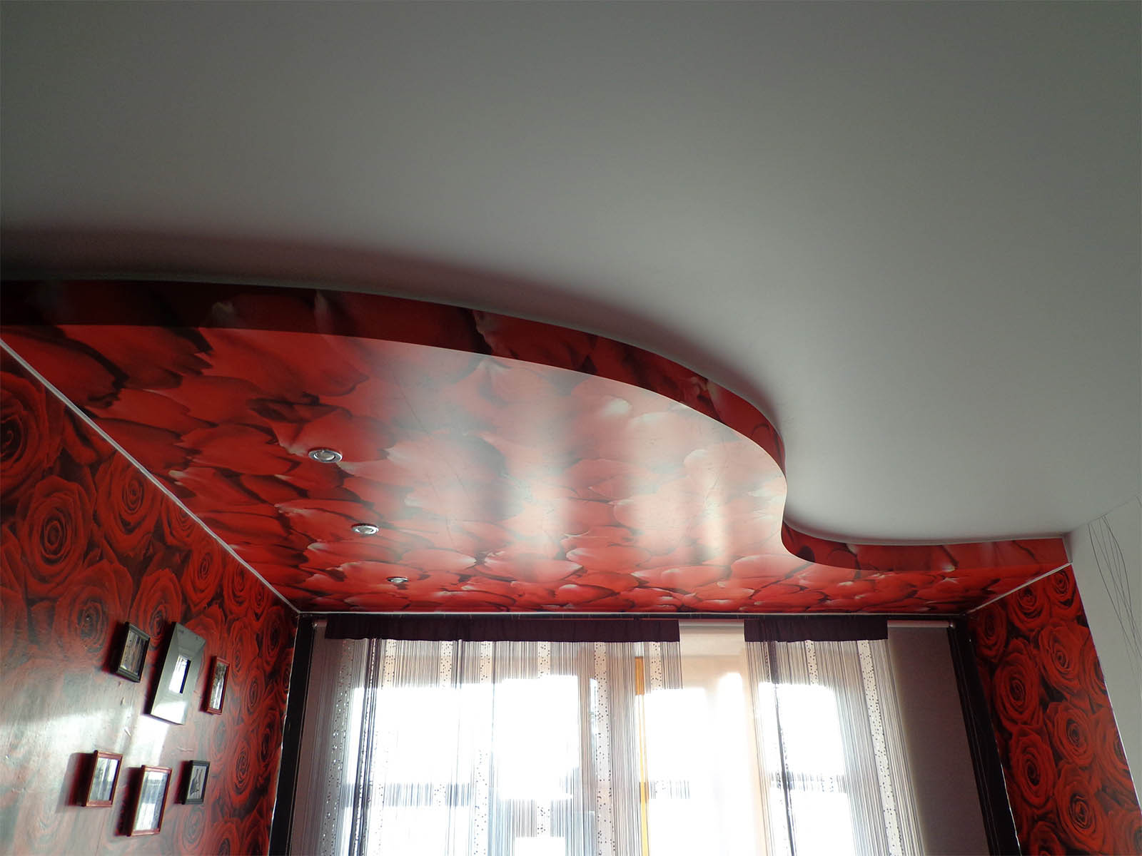 nicchia per tende in un soffitto teso con le tue mani