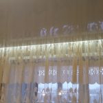 fotografija zavesne razsvetljave v notranjosti