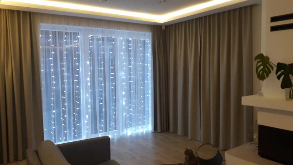 fotografija notranje razsvetljave z zavesami
