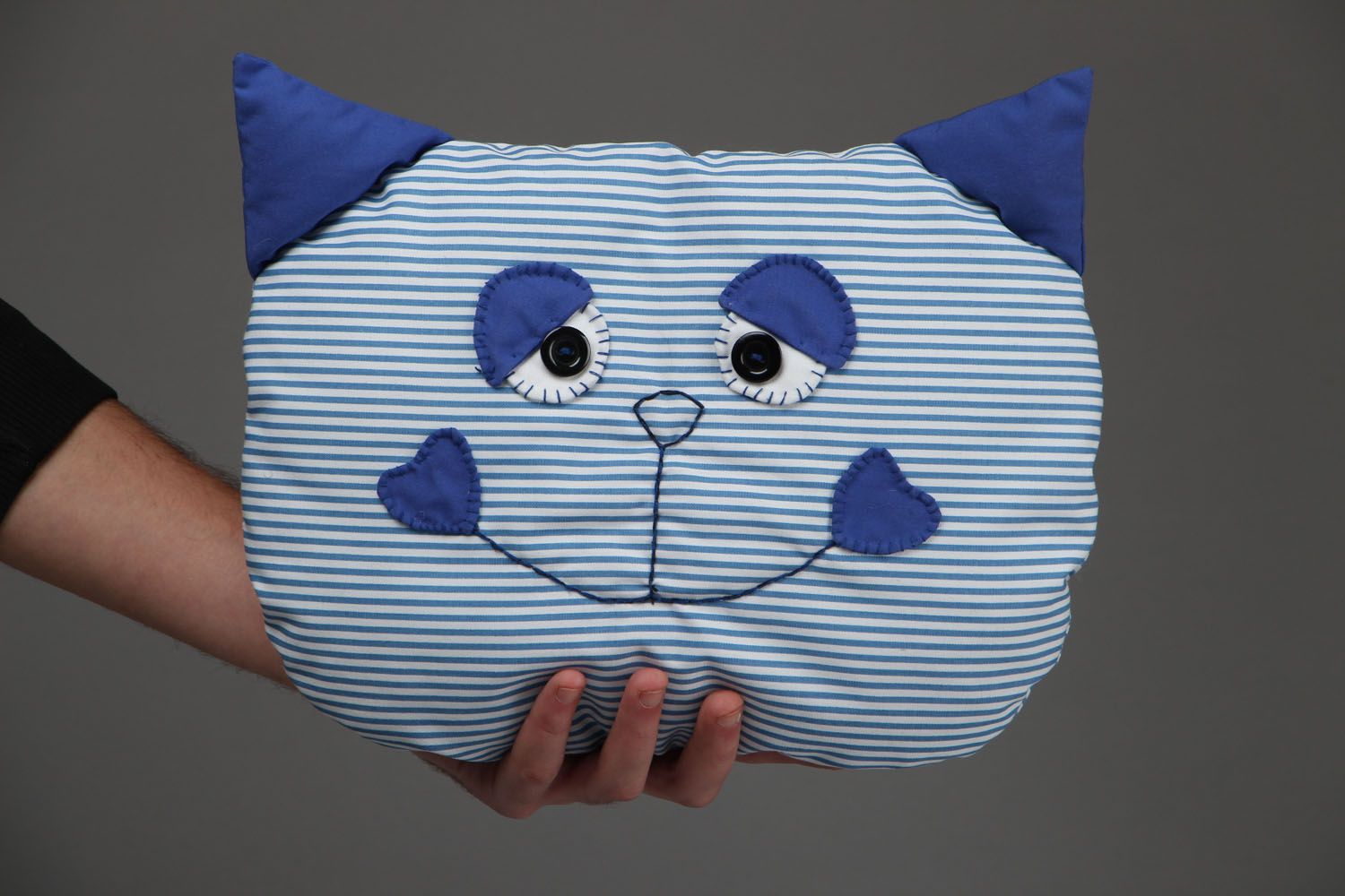 idee di design per cuscini a forma di gatto