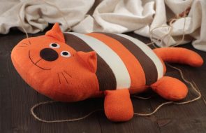 idee di design a forma di cuscino con gatto