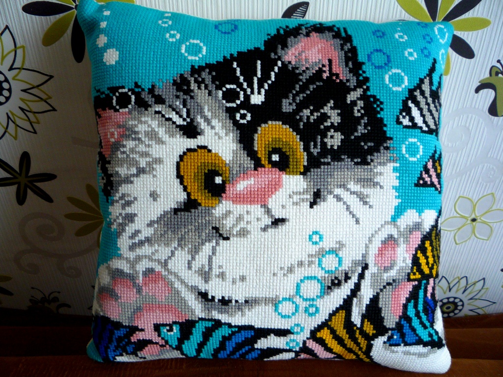 cuscino a forma di gattino incrociato