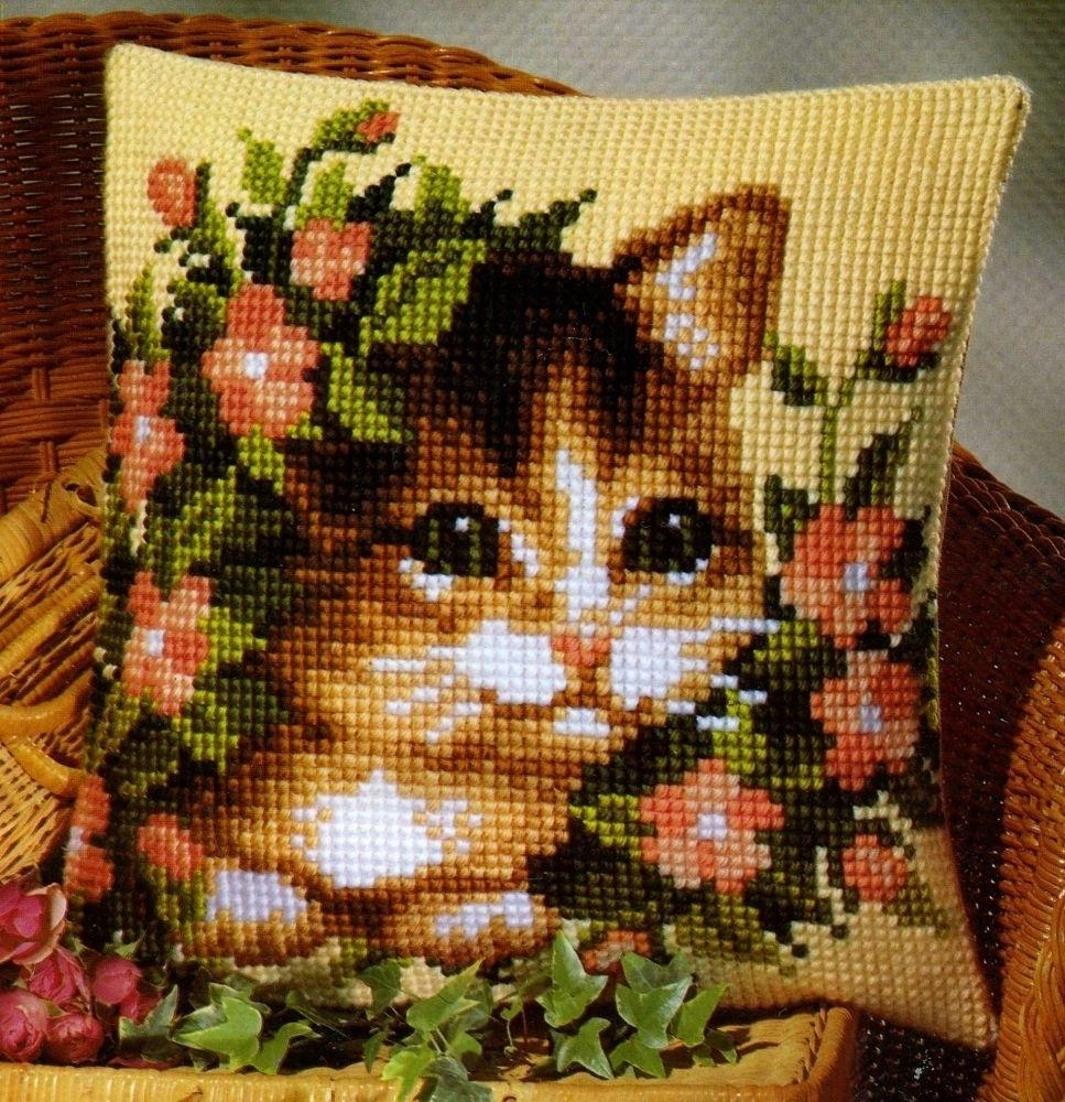 gattino cuscino tra i fiori