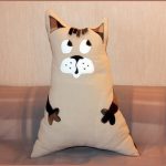 cuscino con motivo a gatto