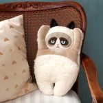 idee per decorare cuscini a forma di gatto