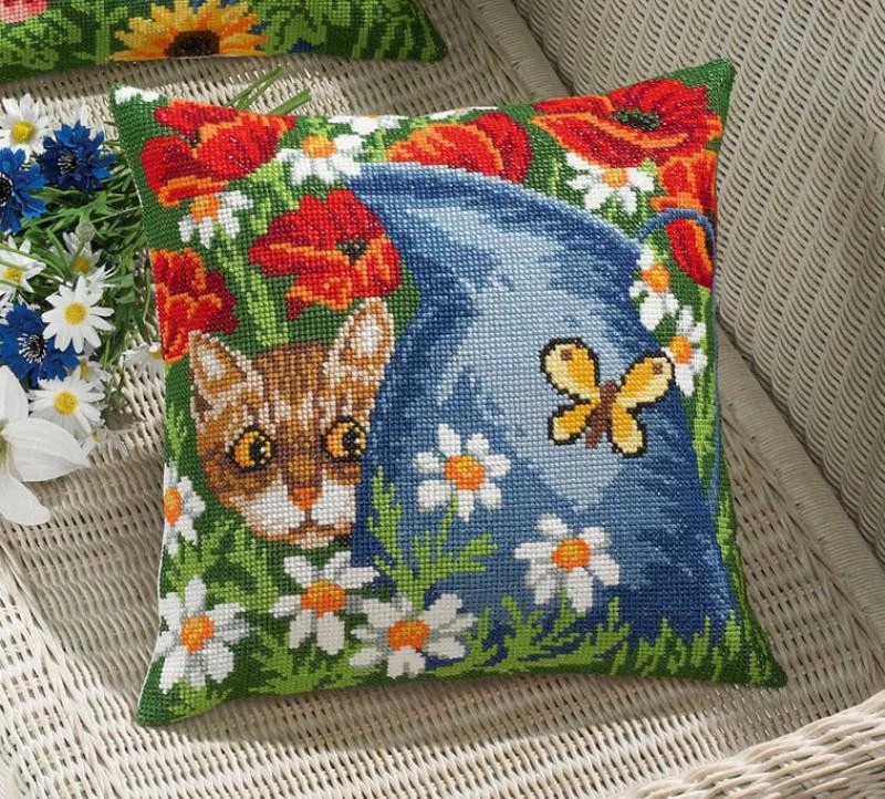 cuscino a forma di croce con gatto