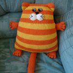 cuscino a forma di gatto lavorato a maglia