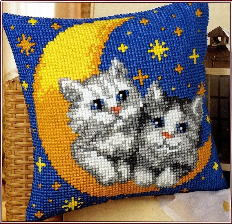 cuscino a forma di croce con gattini