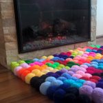 tappeto con pompon vicino al camino