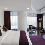 foto di design di soffitto teso e tende