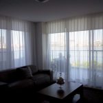 soffitto teso e tende per appartamento
