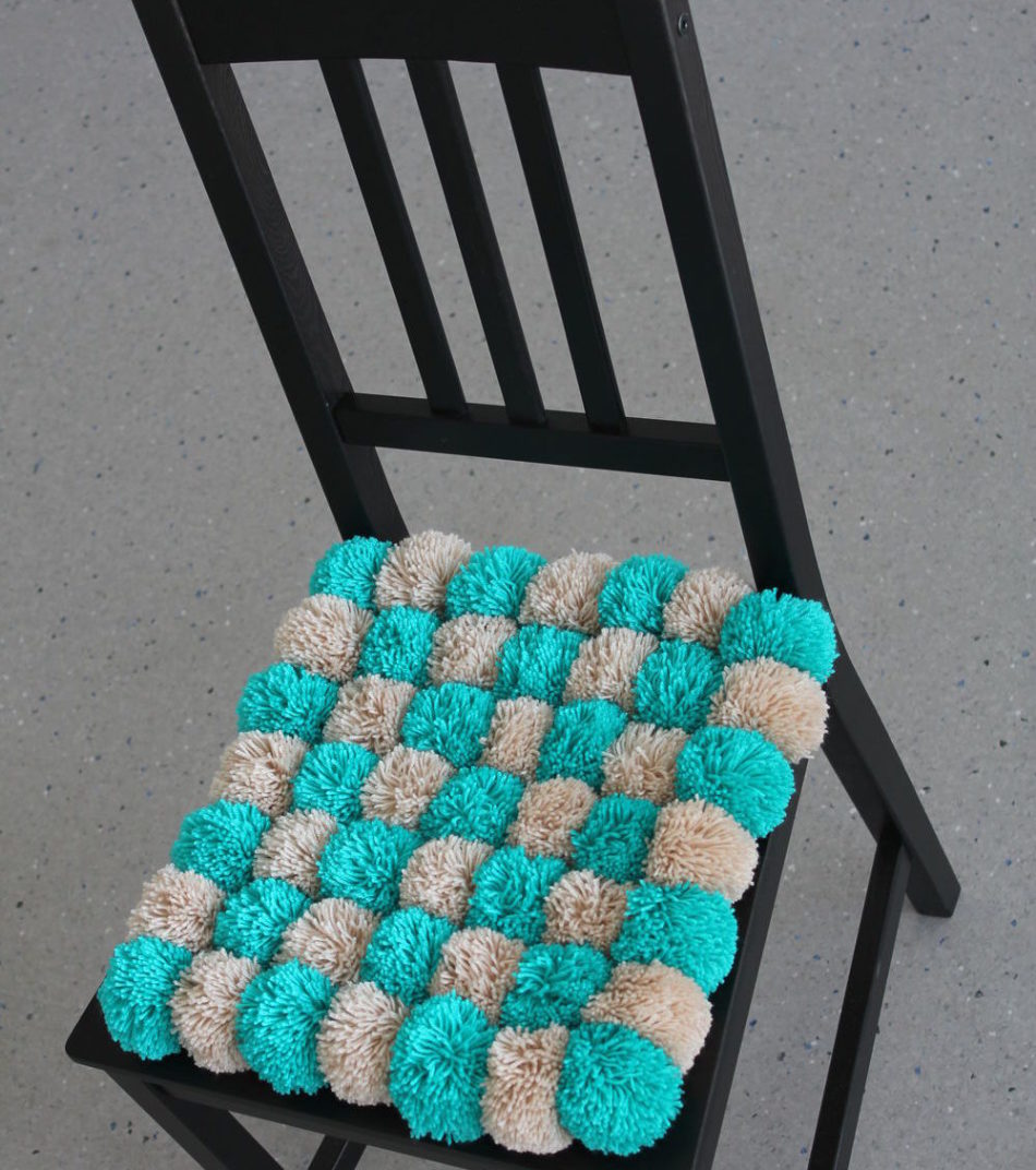cuscino per sedia con pompon
