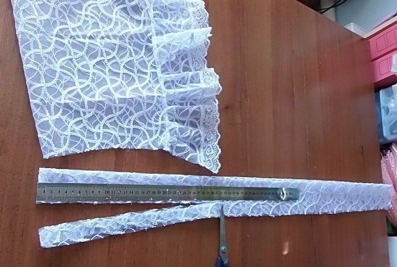 grembiule scolastico in guipure