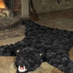 tappeto in pelle con pompon