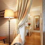 idee per decorare la porta con le tende