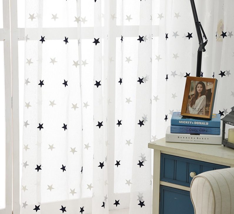foto di tende con decorazioni a stelle