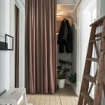 tende nello spogliatoio al posto delle porte decorative