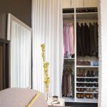 tende nello spogliatoio al posto delle porte opzioni foto