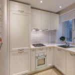 tende per la cucina in un edificio dell'era di Krusciov