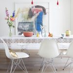 foto dell'interno del tavolo con tovaglia