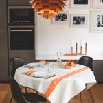 foto dell'interno del tavolo con tovaglia