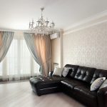 foto dell'interno del soffitto teso e delle tende