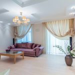 foto dell'interno del soffitto teso e delle tende