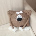 cuscino a forma di gatto lavorato a maglia