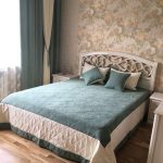 scegli un set di tende e copriletti per la foto dell'interno della camera da letto