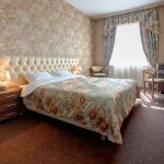scelta di un set di tende e copriletti per la progettazione fotografica della camera da letto