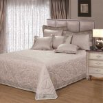scegliere un set di tende e copriletti per le idee di design della camera da letto