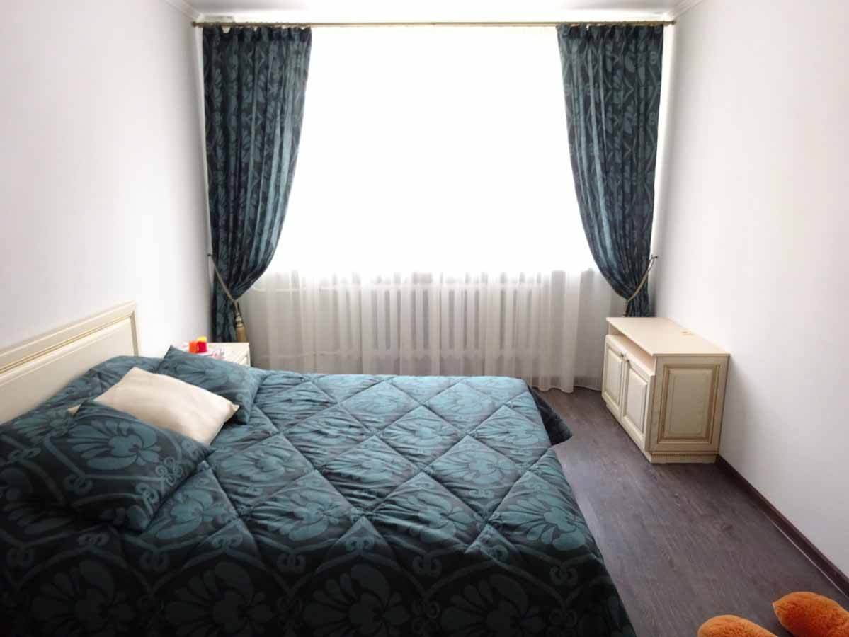 set di tende e copriletti per idee di arredamento per la camera da letto