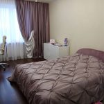 scegli un set di tende e copriletti per l'interno della camera da letto
