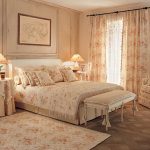 scegli un set di tende e copriletti per le opzioni della camera da letto