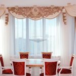 tende drappeggiate in una sala moderna