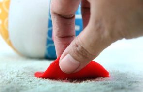 come rimuovere la plastilina dal tappeto