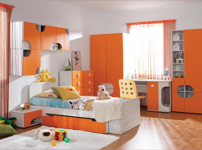 tende arancioni nella stanza dei bambini