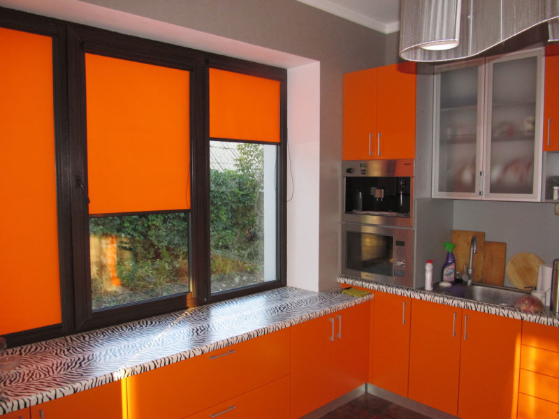 tende arancioni in cucina