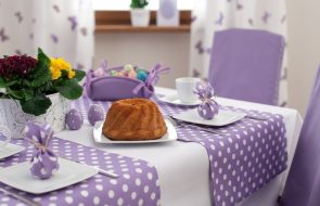 foto di decorazioni da tavolo con tovaglia