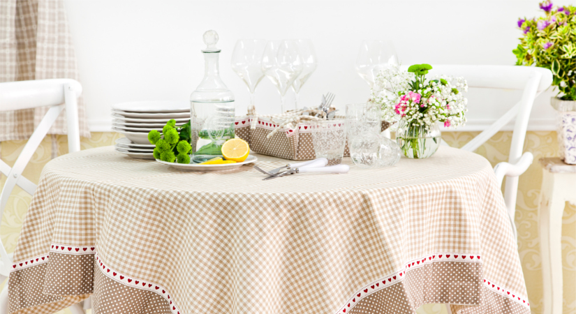 decorazione da tavolo con tovaglia